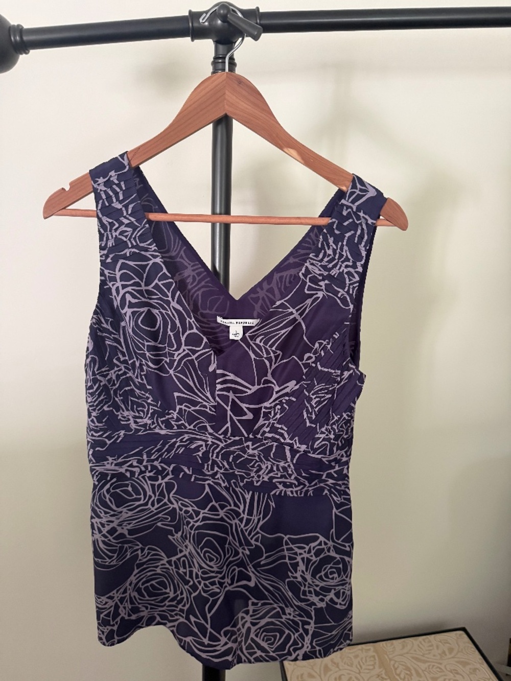 Banana Republic 100% Silk Purple Rose Floral V-Neck Sleeveless Top